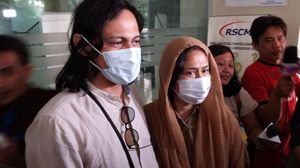 Ditemani Suami, Ini Momen Ria Irawan Jelaskan Kesehatannya