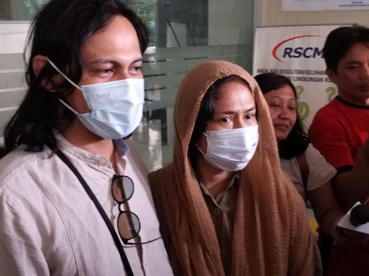 Ditemani Suami, Ini Momen Ria Irawan Jelaskan Kesehatannya