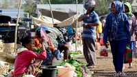 Aktivitas perekonomian di pasar ini pun hanya hadir pada hari Rabu dan Sabtu setiap minggunya.
