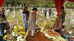Momen Keluarga Ziarah ke Makam Habibie-Ainun