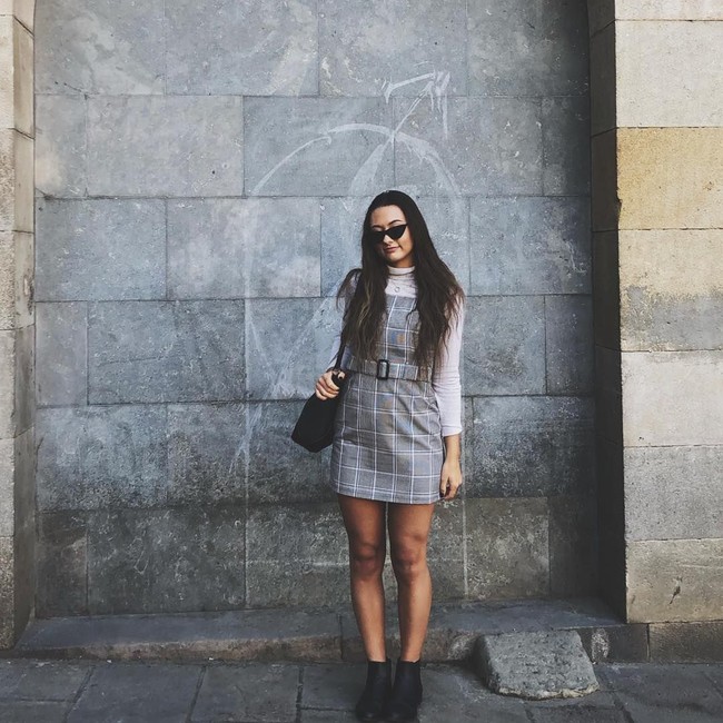 Dalam videonya, Youtuber yang pernah bekerja di supermarket ini membisikkan frasa seperti halo sayangku serta bermain sebagai praktisi medis, dan penata gaya. Foto: Instagram