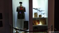 Barang-barang peninggalan BJ Habibie. Ada pakaian sipil, peci, topi panama kesayangan Habibie, sepatu kulit dan beberapa model pesawat rancangannya (Tasya/detikcom)