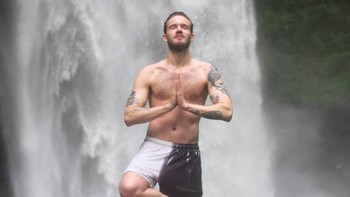 Ia menyempatkan diri berfoto di depan air terjun. Foto: Instagram