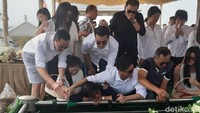 Meskipun sempat menangis, Boy terlihat lebih tegar kala harus melepas adik tercintanya itu.