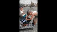 So Sweet! Bocah Ini Masak Nasi Goreng Sendiri untuk Adiknya