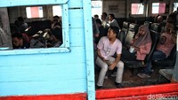 Kapal tradisional siap mengantar warga dan wisatawan ke Kepulauan Seribu.