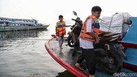 Kapal penyeberangan itu juga bisa untuk mengangkut sepeda motor.