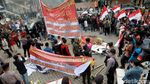 Massa Demo Ricuh di KPK Bakar Karangan Bunga