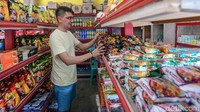 Selain menjadi agen BRILink, Yonan juga berjualan keperluan sehari-hari di kawasan wisata tersebut.