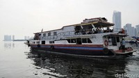 Pengunjung bisa menggunakan kapal tradisional dam kapal Dinas Perhubungan untuk menuju Kepulauan Seribu.