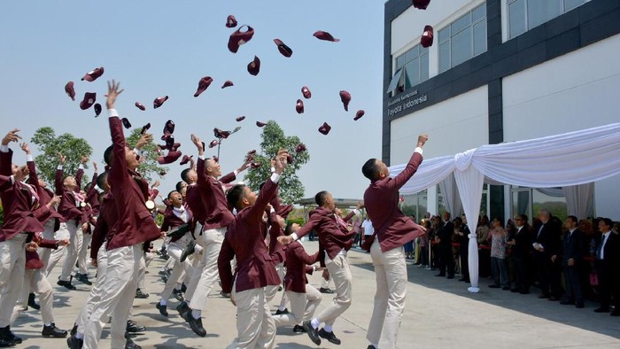 Toyota Luluskan 63 Siswa TIA