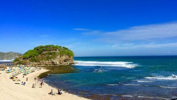 Pantai di Gunungkidul, Yogyakarta.