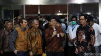Agus menyampaikan itu ditemani dua wakilnya, yakni Saut Situmorang dan Laode M Syarif.