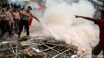 Massa Demo Ricuh di KPK Bakar Karangan Bunga