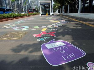 Trotoar Sudirman Makin Cantik Berkat Lukisan