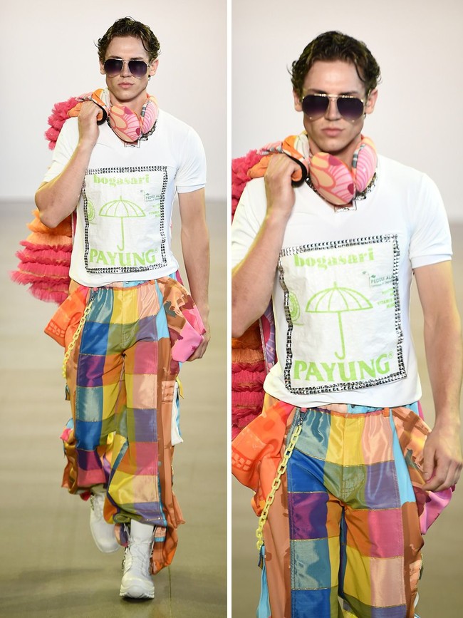 Ia mengatakan, ide untuk memakai karung tepung muncul ketika kepepet deadline. Saya perlu t-shirt dengan grafik yang strong, tapi belum dapat. Padahal sudah mau berangkat ke New York. Pas saya lagi pikir-pikir, tiba-tiba Mba saya pulang dari pasar bawa karung tepung terigu dan beras. Langsung saya minta karungnya. Dari situ, berjalan organik saja. Saya bawa karung itu ke workshop, dibersihkan dan dibuat jadi kaus. And it was perfect, exactly what I needed, ungkap Maggie. (Foto: Getty Images)