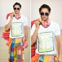 Ia mengatakan, ide untuk memakai karung tepung muncul ketika kepepet deadline. Saya perlu t-shirt dengan grafik yang strong, tapi belum dapat. Padahal sudah mau berangkat ke New York. Pas saya lagi pikir-pikir, tiba-tiba Mba saya pulang dari pasar bawa karung tepung terigu dan beras. Langsung saya minta karungnya. Dari situ, berjalan organik saja. Saya bawa karung itu ke workshop, dibersihkan dan dibuat jadi kaus. And it was perfect, exactly what I needed, ungkap Maggie. (Foto: Getty Images)