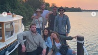 Mereka mengunjungi tempat yang disebut sebagai harta karun tersembunyi di sebuah pulau di Australia. Dok. Instagram/chrishemsworth