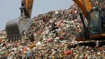 Potret Gunungan Sampah di TPA Cipayung Depok