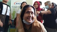 Ditemani sang suami, Ria Irawan menjelaskan kondisi kesehatannya. Tak bisa banyak bicara, ia tampak haru. Foto: Pingkan Anggraini
