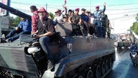 Tak cukup dengan melihat saja, sebagian warga bahkan saling berebut naik ke atas kendaraan tempur. Warga makin antusias karena Prajurit Marinir yang menjadi kru kendaraan tempur itu tampak sangat ramah. Mereka terus menebar senyuman, sembari mempersilahkan warga untuk mendekat dan menaiki kendaraan tempur.