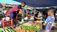 Geliat aktivitas di Pasar Busalangga nampak ramai diisi oleh para penjual dan pembeli. Pasar tradisional terbesar di Kecamatan Rote Barat Laut, Rote Ndao, ini hanya hadir pada hari Rabu dan Sabtu setiap minggunya.
