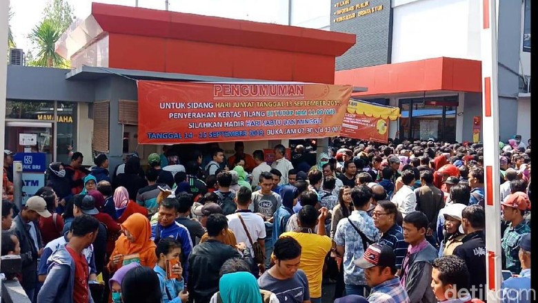 Kangen SIM dan STNK, Ribuan Pelanggar Lalin Antre di Kejari Surabaya Kangen SIM dan STNK, Ribuan Pelanggar Lalin Antre di Kejari Surabaya