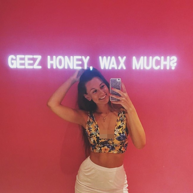 Saya bisa mengerti mengapa bisikan lambat atau kata-kata permainan peran bisa disalahartikan sebagai seksual, dan ada beberapa creator wanita yang menunjukkan sedikit belahan untuk mendapatkan lebih banyak tampilan. Ini membuat saya frustasi karena orang dapat dengan mudah menganggap ASMR sebagai sesuatu yang aneh dan seksual, padahal sebenarnya itu sangat membantu banyak orang! Secara umum, tidak ada yang berbau seksual tentang ASMR, dan ketika seksual, itu benar-benar keliru, imbuhnya. Foto: Instagram