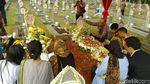 Momen Keluarga Ziarah ke Makam Habibie-Ainun