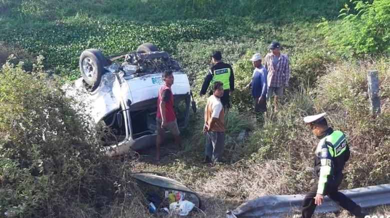 Ban Pecah, Minibus Ngebut Angkut 7 Penumpang Terbalik di Sawah Ban Pecah, Minibus Ngebut Angkut 7 Penumpang Terbalik di Sawah