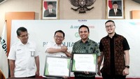 Direktur Utama BGR Logistics, M Kuncoro Wibowo (dua dari kiri ) dan Executive Director Grab Indonesia, Ongky Kurniawan, (ketiga dari kiri), didampingi (dari kiri) Direktur Pengembangan dan Sistem Informasi BGR Logistics, Tri Wahyundo H, dan Head of Grab for Business Indonesia, Roy Nugroho, berbincang seusai penandatanganan perjanjian kerjasama antara BGR Logistics dan Grab di Jakarta, Jumat (13/9/19). 