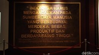 Di antara foto dan barang barang kenangan Habibie terpampang tulisan yang berisi pesan untuk bangsa Indonesia (Tasya/detikcom)