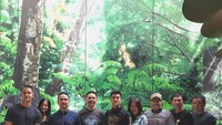 Ini momen Boy dan Raymond bersama teman-temannya yang berpose saat berada di cafe dengan konsep alam. Boy dan Raymond nampak kompak dengan sama-sama memakai baju hitam. Foto : Instagram @boywilliam17