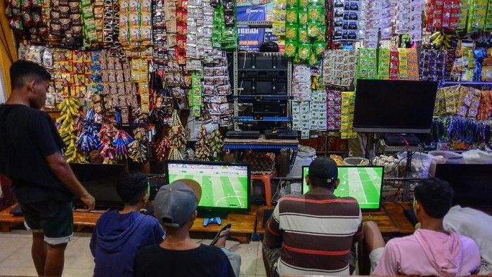 Para penyewa menikmati berbagai permainan Play Station (PS) di warung kelontong milik Jusfri SZ Fangidae, di Baa, Rote, NTT, (22/8/2019). Permainan yang disewa Rp 5.000/jam tersebut menjadi salah satu alternatif hiburan di Rote. Kebanyakan penyewa adalah anak muda.