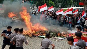 Massa Demo Ricuh di KPK Bakar Karangan Bunga