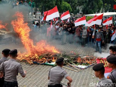 Massa Demo Ricuh di KPK Bakar Karangan Bunga