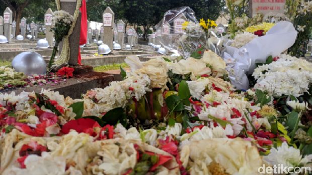 Melihat Makam BJ Habibie dan Ainun di TMP Kalibata yang Penuh Bunga