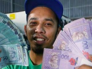 Sungguh Beruntung, Pria Beli Jas Bekas di Pasar Loak Dapat Uang Rp 56 Juta
