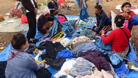 Sejumlah warga nampak memilih berbagai macam pakaian yang dijual di Pasar Busalangga.