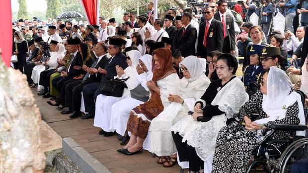 Momen Megawati-SBY Bersalaman di Pemakaman BJ Habibie