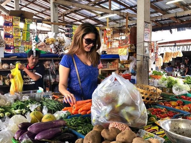 Nggak Pakai Gengsi! 5 Artis Ini Belanja Sendiri ke Pasar Tradisional