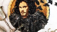 Ada juga gambar Jon Dough pemain Game of Thrones. Karakter Jon disini dibuat dari blueberry asli dengan gula pasir hitam. Pie ini juga dilengkapi dengan karakter burung gagak disekitarnya. Foto: Instagram @thepieous