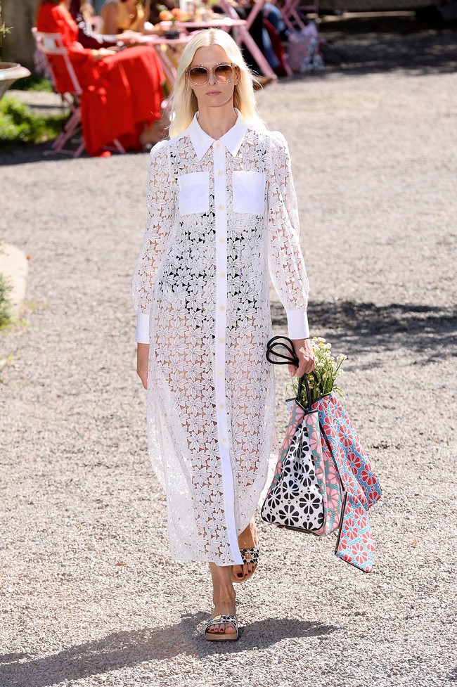 Fashion show koleksi terbaru Kate Spade, New York Fashion Week Spring 2020 digelar di Elizabeth Street Garden, Manhattan, Sabtu (07/09/2019). [Photo by Noam Galai/Getty Images]