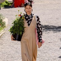 Fashion show koleksi terbaru Kate Spade, New York Fashion Week Spring 2020 digelar di Elizabeth Street Garden, Manhattan, Sabtu (07/09/2019). [Photo by Noam Galai/Getty Images]