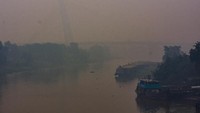 Penampakan kabut asap yang menyelimuti Jembatan Siak IV di Kota Pekanbaru, Riau, Jumat (13/9/2019). Pusat Pengendalian Pembangunan Ekoregion (P3E) Sumatera menyatakan hasil pengukuran Indeks Standar Pencemar Udara (ISPU) sebagian besar daerah di Riau dalam kategori berbahaya karena tercemar asap Karhutla Antara Foto/FB Anggoro.
