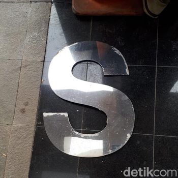 Aksi Ricuh, Logo di Halaman Depan KPK Dirusak Massa