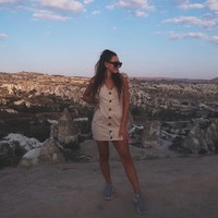 Lottie Fellows telah membuka peluang usaha terbarunya yang melibatkan unggahan video dirinya berbisik. Ia merupakan mahasiswi akuntansi dan keuangan di Universitas of Bath yang menghasilkan Rp 782 juta lebih setahun lewat klip video yang diunggahnya di YouTube. Foto: Instagram