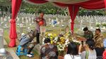 Momen Keluarga Ziarah ke Makam Habibie-Ainun