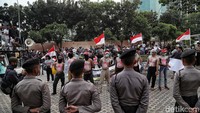 Polisi menjaga aksi tersebut.