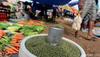 Pasar Busalangga ini pun beroperasi sejak pagi subuh hingga sekitar jam 12 siang setiap Rabu dan Sabtu.